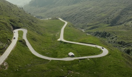 Oberalp Pass Driving Guide: Switzerland’s Accessible Alpine Gem